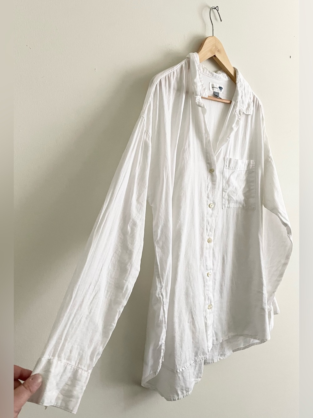 🐮 Old Navy ‘Boyfriend’ Style White Casual Button-Down Shirt with Chest Pocket 🐮 - Picture 2 of 4